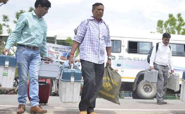 59 पोलिंग पार्टी मतदान कराने के 24 घंटे बाद दून पहुंचीं, वहीं स्ट्रांग रूप में डबल लॉक में रखी गई EVM