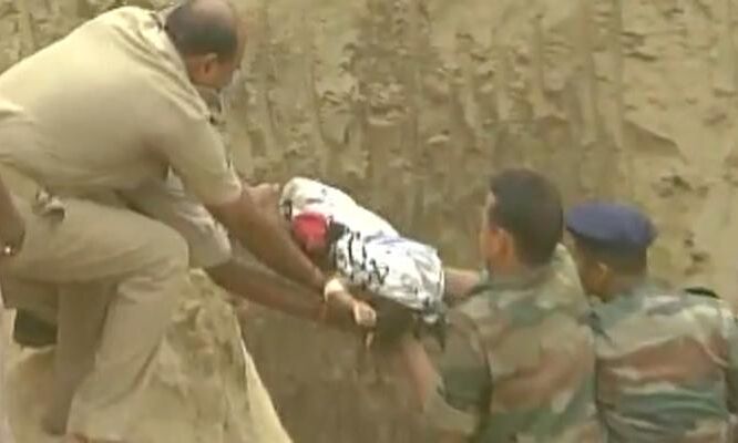 खेलते हुए 100 फुट गहरे गड्ढे में जा गिरा था मासूम, 9 घंटे बाद निकाला गया