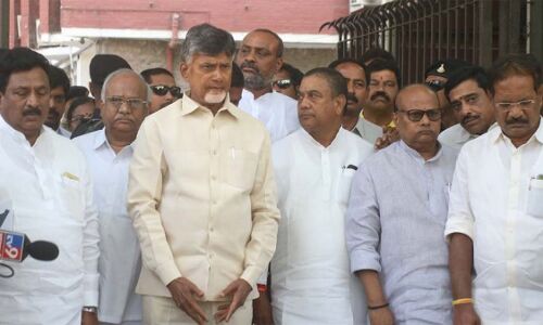  चोरी के आरोपी को लेकर शिकायत करने चुनाव आयोग पहुंचे थे चंद्रबाबू नायडू, 