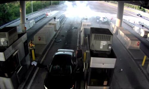 पहले टोल चुकाने से मना करने पर,टोल प्लाजा के एक कर्मचारी टक्कर मार बोनट पर गिराया और फिर...