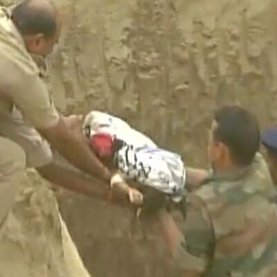 खेलते हुए 100 फुट गहरे गड्ढे में जा गिरा था मासूम, 9 घंटे बाद निकाला गया