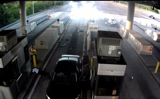 पहले टोल चुकाने से मना करने पर,टोल प्लाजा के एक कर्मचारी टक्कर मार बोनट पर गिराया और फिर...