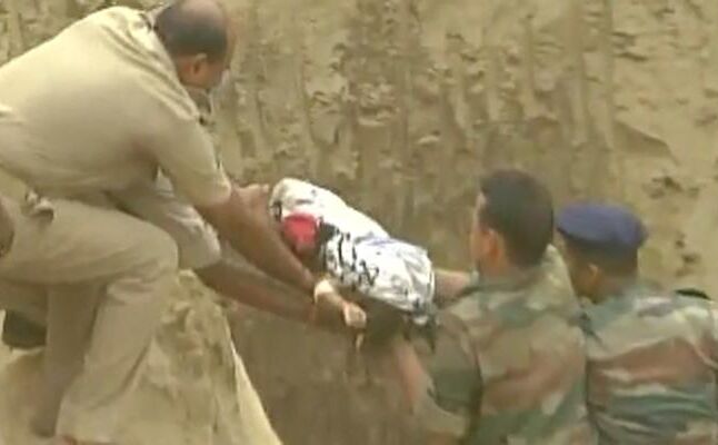 खेलते हुए 100 फुट गहरे गड्ढे में जा गिरा था मासूम, 9 घंटे बाद निकाला गया खेलते हुए 100 फुट गहरे गड्ढे में जा गिरा था मासूम, 9 घंटे बाद निकाला गया