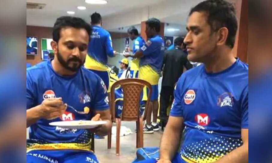 कप्तान धोनी को अपने हाथों से खाना खिलाते नजर आए केदार जाधव...