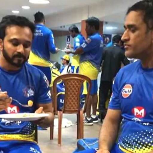 कप्तान धोनी को अपने हाथों से खाना खिलाते नजर आए केदार जाधव...