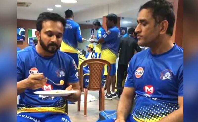 कप्तान धोनी को अपने हाथों से खाना खिलाते नजर आए केदार जाधव...