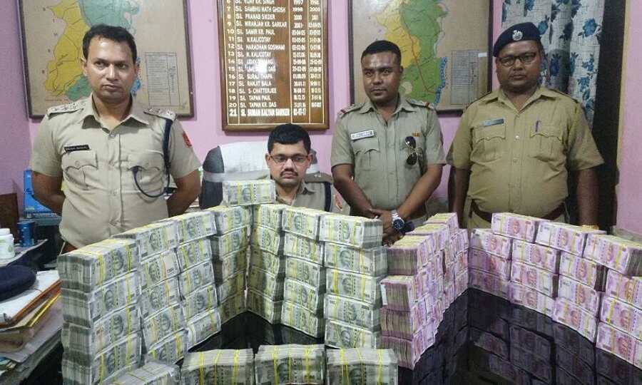 तमिलनाडु में भारी मात्रा में नकदी बरामद, कार्यकर्ताओं को तितर-बितर करने के लिए पुलिस ने चलाई गोलियां