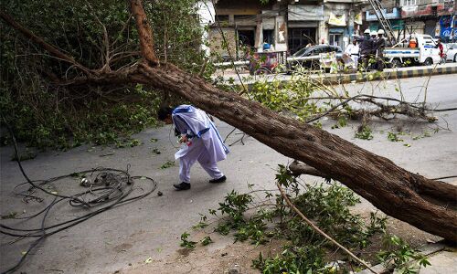 तूफान का तांडव: पड़ोसी देश में तिनके की तरह उड़ी मकानों की छत, 39 की गई जान