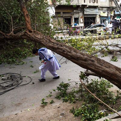 तूफान का तांडव: पड़ोसी देश में तिनके की तरह उड़ी मकानों की छत, 39 की गई जान