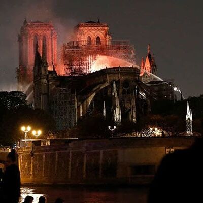 पेरिस के ऐतिहासिक गिरजाघर नोट्रे-डेम कैथेड्रल में लगी आग ,8 सदी पुराना चर्च, बनने में लगे 200 साल