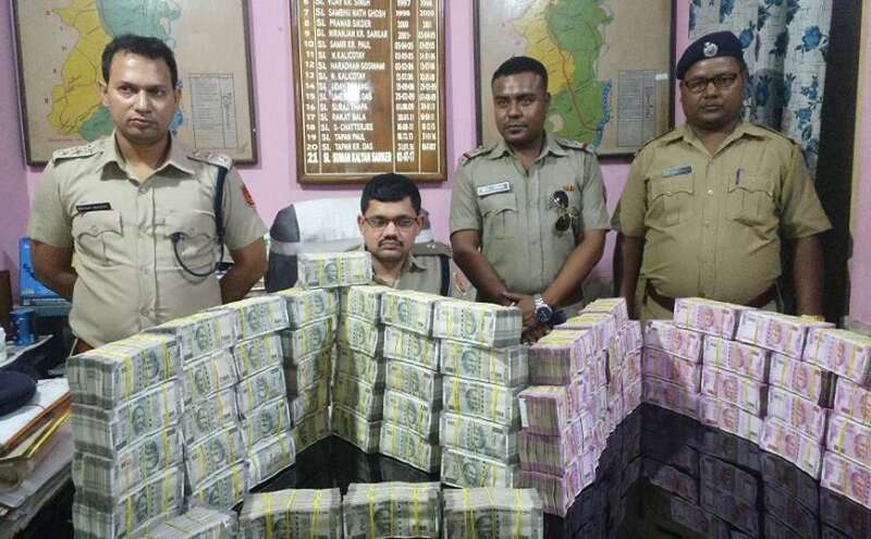 तमिलनाडु में भारी मात्रा में नकदी बरामद, कार्यकर्ताओं को तितर-बितर करने के लिए पुलिस ने चलाई गोलियां तमिलनाडु में भारी मात्रा में नकदी बरामद, कार्यकर्ताओं को तितर-बितर करने के लिए पुलिस ने चलाई गोलियां