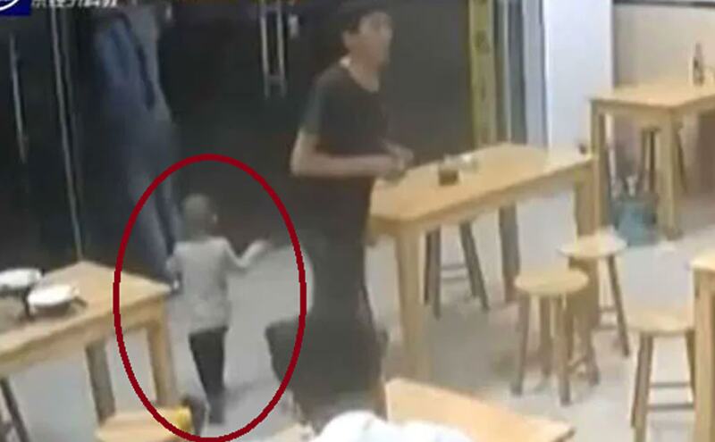 जानिए क्यों बेटी को रेस्त्रा में छोड़कर चला गया पिता,वजह जान कर हो जायेगे हैरान