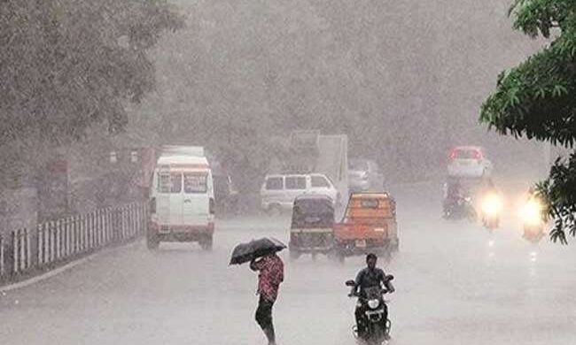 देश के कई राज्यों में आंधी-तूफान के साथ हुई बारिश और बिजली गिरने की घटनाओं में 54 से ज्यादा लोगों की मौत