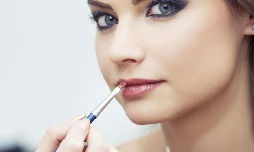 महिलाएं ऐसे करें लाइट मेकअप