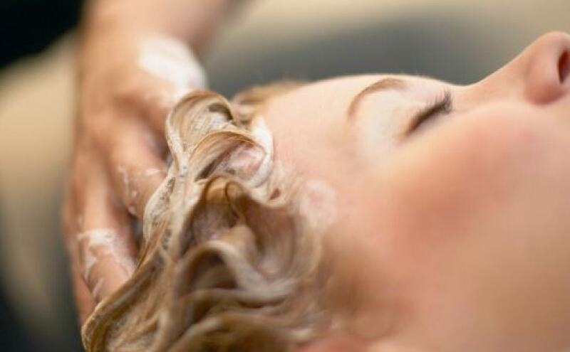 जानिए क्या होता हैं हेयर स्कैल्प स्क्रबिंग के फायदे