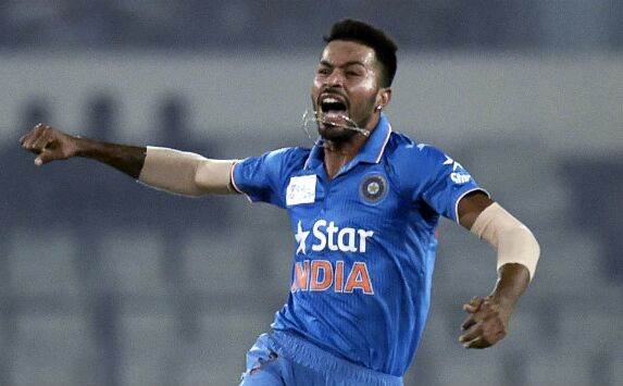 हेलिकॉप्टर शॉट लगाकर धोनी का रिएक्शन पूछने पहुंचे पंड्या