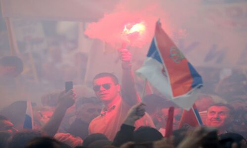 सर्बिया: राष्ट्रपति के पक्ष में प्रदर्शन के दौरान हजारों लोग सड़कों पर उतरे