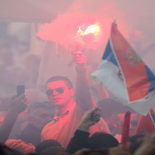 सर्बिया: राष्ट्रपति के पक्ष में प्रदर्शन के दौरान हजारों लोग सड़कों पर उतरे