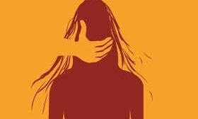 छात्रा से छेड़छाड़ कर भागा शिक्षक, लोगों ने की जमकर पिटाई 