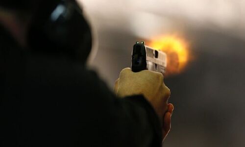 ताबड़तोड़ फायरिंग तीन किन्नरों पर, एक की मौत, दो घायल