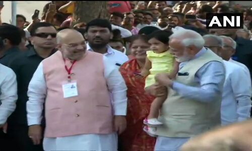 प्रधानमंत्री मोदी ने वोट करने से पहले अमित शाह की पौत्री को गोद में उठाया...