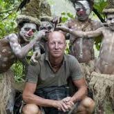 इंसानों से दूर होकर पेड़ों पर रहने लगी ये जनजाति, खाती है इंसानों का मांस