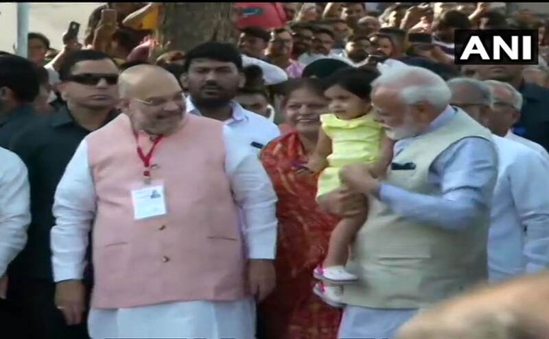 प्रधानमंत्री मोदी ने वोट करने से पहले अमित शाह की पौत्री को गोद में उठाया... प्रधानमंत्री मोदी ने वोट करने से पहले अमित शाह की पौत्री को गोद में उठाया...