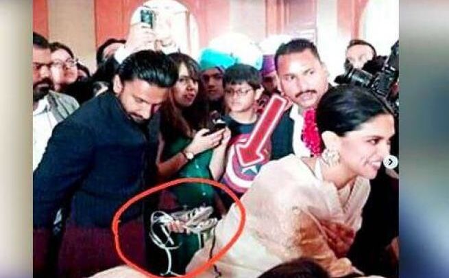 दीपिका की चप्पल उठा कर उनके पीछे-पीछे चले रणवीर, फैंस हुए हैरान