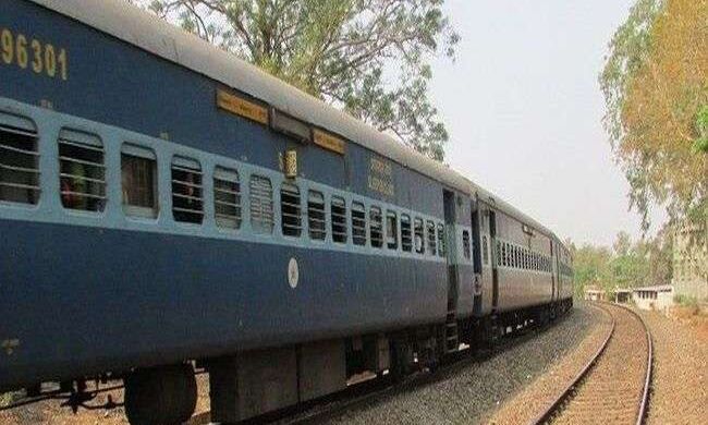 उतरेटिया में नॉन इंटरलॉकिंग के चलते कई ट्रेनों के रूट बदले