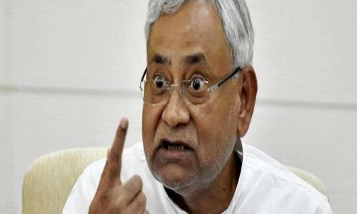 बिहार के CM नीतीश कुमार शिक्षाकर्मियों द्वारा बैनर दिखाने के बाद वो काफी नाराज हो गए भला-बुरा कह डाला