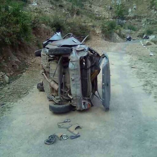 एक अल्टो कार खाई में लुढ़ककर दूसरी सड़क पर गिरी कार, तीन की मौत; एक घायल