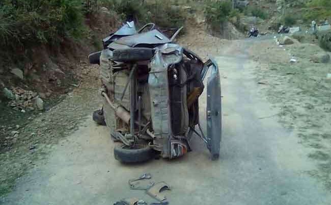 एक अल्टो कार खाई में लुढ़ककर दूसरी सड़क पर गिरी कार, तीन की मौत; एक घायल
