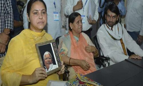 पिता लालू यादव की गैरमौजूदगी में नामांकन करने पहुंची मीसा अपने साथ उनकी तस्वीर लेकर पहुंची