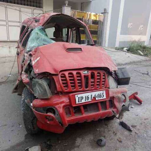 छात्र को अगवा कर भाग रहे युवकों की स्कार्पियो बिजली के खंभे से टकराकर पलट गई