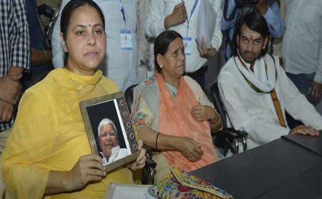 पिता लालू यादव की गैरमौजूदगी में नामांकन करने पहुंची मीसा अपने साथ उनकी तस्वीर लेकर पहुंची