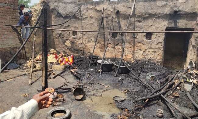 भट्ठी पर खाना बनाते समय पास रखे सिलेंडरों में आग लगने से हुआ हादसा पड़ोस की दो महिलाएं भी गंभीर रूप से झुलसीं