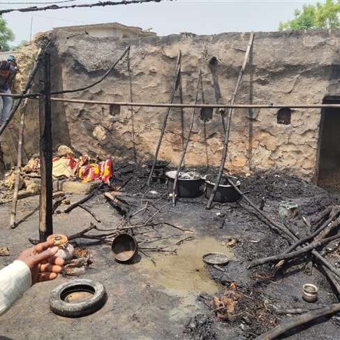 भट्ठी पर खाना बनाते समय पास रखे सिलेंडरों में आग लगने से हुआ हादसा पड़ोस की दो महिलाएं भी गंभीर रूप से झुलसीं