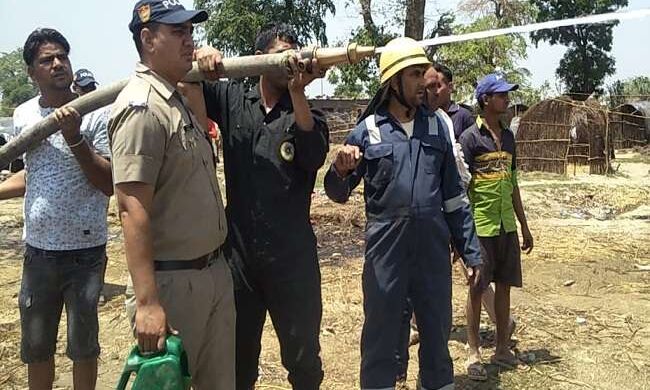 रामनगर में भीषण आग से 40 झोपडि़यां जलकर राख, श्रमिकों की भस्‍म हो गई सारी कमाई