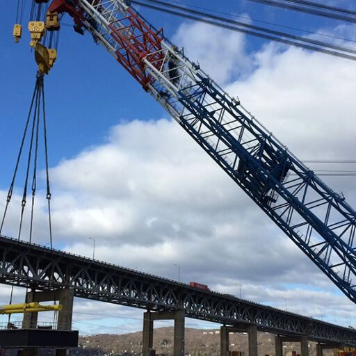 सिएटल में निर्माण कार्य में लगी एक क्रेन गिरने से चार लोगों की मौत