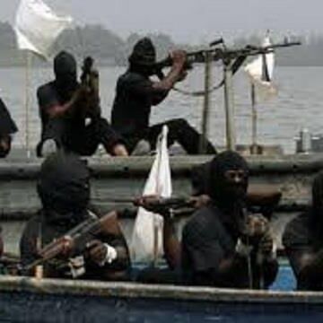 बंदूकधारियों ने तेल के एक जहाज पर हमला कर ब्रिटिश, कनाडाई एवं नाइजीरियाई मजदूर का अपहरण किया