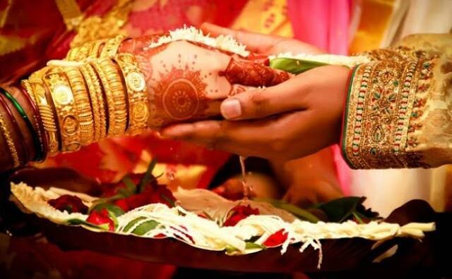 यहां शादी में दूल्हे को पीना पड़ता है खून, नहीं तो... यहां शादी में दूल्हे को पीना पड़ता है खून, नहीं तो...