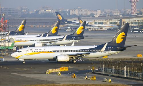 जेट एयरवेज संकट का दिख रहा असर, एविएशन सेक्टर में सैलरी आधी हुई