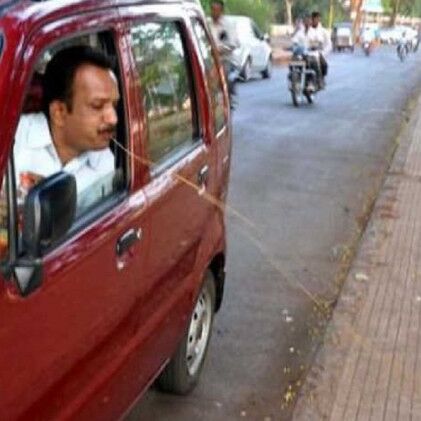 भारत में पान मसाला थूकने पर पहली बार हुआ चालान, तस्वीरें CCTV में कैद