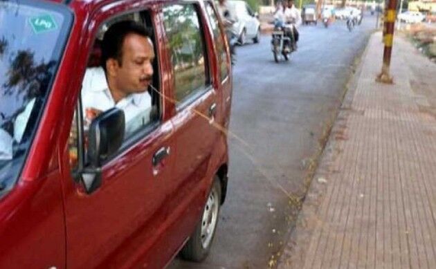 भारत में पान मसाला थूकने पर पहली बार हुआ चालान, तस्वीरें CCTV में कैद भारत में पान मसाला थूकने पर पहली बार हुआ चालान, तस्वीरें CCTV में कैद