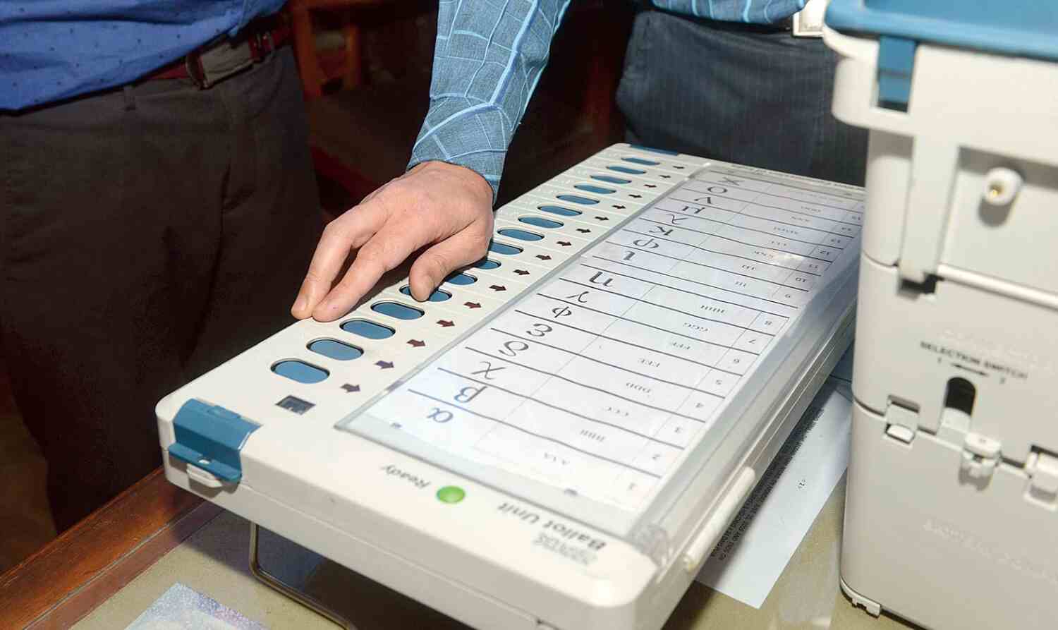 वोटिंग के बाद 23 घंटे कहां गायब थीं 323 EVM? अफसरों ने साधी चुप्पी