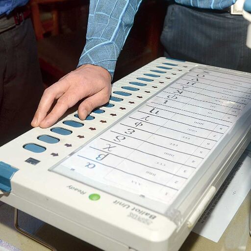 वोटिंग के बाद 23 घंटे कहां गायब थीं 323 EVM? अफसरों ने साधी चुप्पी