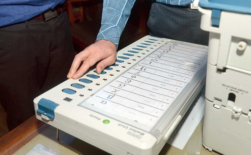 वोटिंग के बाद 23 घंटे कहां गायब थीं 323 EVM? अफसरों ने साधी चुप्पी