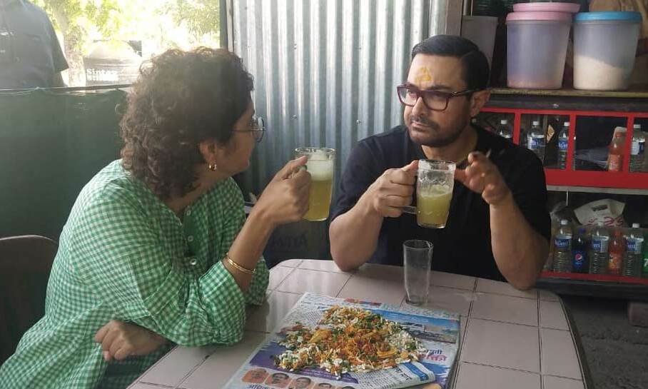 आमिर खान ने पत्नी के साथ दिया श्रमदान, ढाबे में लिया भेलपूरी और गन्ने के जूस का मजा