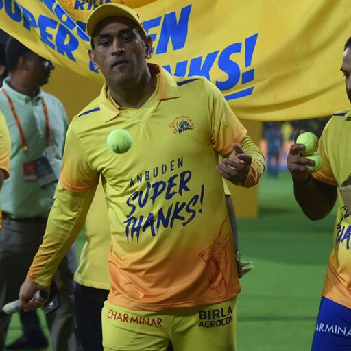 चेन्नई में सीजन का आखिरी मैच- धोनी ने दिए तोहफे