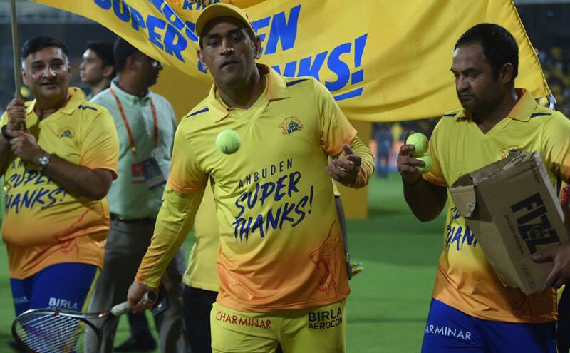 चेन्नई में सीजन का आखिरी मैच- धोनी ने दिए तोहफे